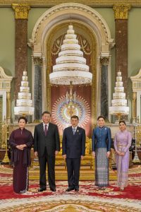 วันที่ ๑๘ พฤศจิกายน ๒๕๖๕ พระบาทสมเด็จพระเจ้าอยู่หัว และสมเด็จพระนางเจ้า ฯ พระบรมราชินี เสด็จออก ณ พระที่นั่งจักรีมหาปราสาท พร้อมด้วยสมเด็จพระเจ้าลูกเธอ เจ้าฟ้าสิริวัณณวรี นารีรัตนราชกัญญา ทรงรับ นาย สี จิ้นผิง ประธานาธิบดีสาธารณรัฐประชาชนจีนพร้อมด้วยคู่สมรส เฝ้าทูลละอองธุลีพระบาท ในโอกาสที่เดินทางมาเยือนประเทศไทย เพื่อเข้าร่วมการประชุมกรอบความร่วมมือทางเศรษฐกิจในภูมิภาคเอเชีย – แปซิฟิก หรือ เอเปค (Asia – Pacific Economic Cooperation : APEC) ครั้งที่ ๒๙ ระหว่างวันที่ ๑๘ – ๑๙ พฤศจิกายน ๒๕๖๕ ณ ศูนย์การประชุมแห่งชาติสิริกิติ์ กรุงเทพมหานคร