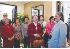 สมเด็จพระกนิษฐาธิราชเจ้า กรมสมเด็จพระเทพรัตนราชสุดา ฯ สยามบรมราชกุมารี และพระอาจารย์ผู้เคยถวายพระอักษรภาษาจีนเมื่อครั้งที่เสด็จพระราชดำเนินไปทรงศึกษา ณ มหาวิทยาลัยปักกิ่ง ในปี ๒๕๔๔