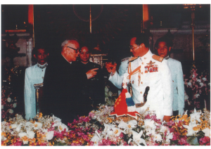 ๑๑ มีนาคม ๒๕๒๘ พระบาทสมเด็จพระบรมชนกาธิเบศร มหาภูมิพลอดุลยเดชมหาราช บรมนาถบพิตร พระราชทานเลี้ยงอาหารค่ำให้ นายหลี่ เซียนเนี่ยน ประธานาธิบดีสาธารณรัฐประชาชนจีนในโอกาสเยือนไทยอย่างเป็นทางการ ณ พระที่นั่งจักรีมหาปราสาท พระบรมมหาราชวัง