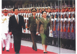 ๑๖ ตุลาคม ๒๕๔๓ สมเด็จพระนางเจ้าสิริกิติ์ พระบรมราชินีนาถพระบรมราชชนนีพันปีหลวง ทรงเป็นผู้แทนพระองค์ พระบาทสมเด็จพระบรมชนกาธิเบศร มหาภูมิพลอดุลยเดชมหาราช บรมนาถบพิตร เสด็จพระราชดำเนินไปทรงเยือนจีนอย่างเป็นทางการ (State Visit) ตามคำกราบบังคมทูลเชิญของรัฐบาลจีน