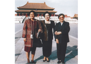 สมเด็จพระนางเจ้าสิริกิติ์ พระบรมราชินีนาถพระบรมราชชนนีพันปีหลวง และสมเด็จพระกนิษฐาธิราชเจ้า กรมสมเด็จพระเทพรัตนราชสุดา ฯ สยามบรมราชกุมารี เสด็จพระราชดำเนินไปทอดพระเนตรพิพิธภัณฑสถานพระราชวังโบราณ กรุงปักกิ่ง