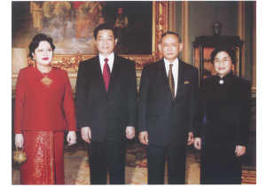 ๑๗ ตุลาคม ๒๕๔๖ พระบาทสมเด็จพระบรมชนกาธิเบศร มหาภูมิพลอดุลยเดชมหาราช บรมนาถบพิตร และสมเด็จพระนางเจ้าสิริกิติ์ พระบรมราชินีนาถพระบรมราชชนนีพันปีหลวงพระราชทานพระบรมราชวโรกาสให้ นายหู จิ่นเทา ประธานาธิบดีจีนและภริยา เข้าเฝ้าฯ ณ พระตำหนักจิตรลดารโหฐาน ในโอกาสการเยือนไทยอย่างเป็นทางการ ระหว่างวันที่ ๑๗ – ๒๑ ตุลาคม ๒๕๔๖