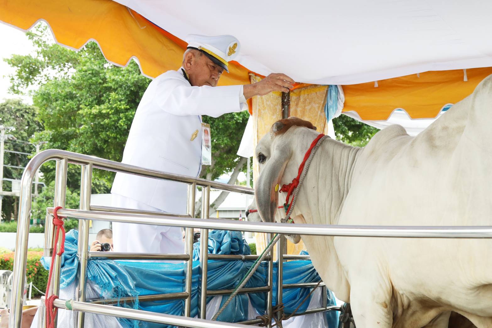 พระบาทสมเด็จพระเจ้าอยู่หัว ทรงพระกรุณาโปรดเกล้าโปรดกระหม่อมให้ พลเอก สุรยุทธ์ จุลานนท์ ประธานองคมนตรี เป็นผู้แทนพระองค์ ไปในการบำเพ็ญพระราชกุศลปล่อยโค นก และปลา เนื่องในโอกาสวันเฉลิมพระชนมพรรษา สมเด็จพระนางเจ้าสิริกิติ์ พระบรมราชินีนาถ พระบรมราชชนนีพันปีหลวง 12 สิงหาคม 2567 ณ ท่าวาสุกรี เขตดุสิต กรุงเทพมหานคร