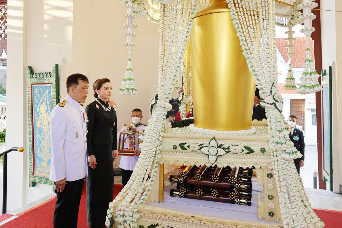 พระบาทสมเด็จพระเจ้าอยู่หัว และสมเด็จพระนางเจ้า ฯ พระบรมราชินี เสด็จพระราชดำเนินไปพระราชทานเพลิงศพ พลเรือเอก หม่อมเจ้าปุสาณ สวัสดิวัตน์ ป.จ.,ม.ป.ช.,ม.ว.ม.,ว.ป.ร. 2 ณ เมรุหลวงหน้าพลับพลาอิศริยาภรณ์ วัดเทพศิรินทราวาส เขตป้อมปราบศัตรูพ่าย กรุงเทพมหานคร