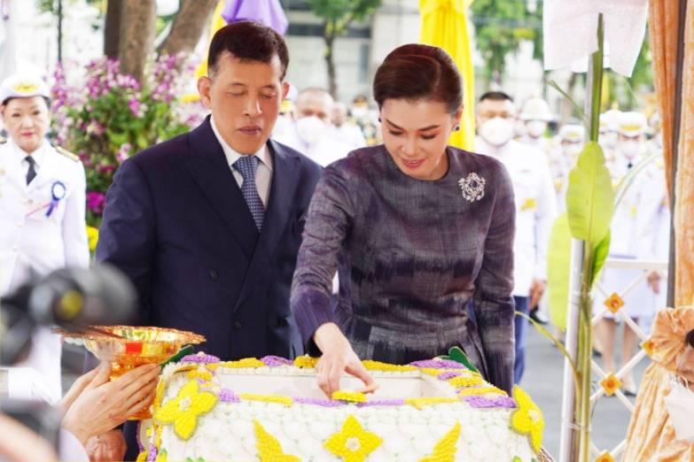 พระบาทสมเด็จพระเจ้าอยู่หัว และสมเด็จพระนางเจ้า ฯ พระบรมราชินี เสด็จพระราชดำเนินไปทรงประกอบพิธีวางศิลาฤกษ์ และทรงเปิดอาคารที่ทำการสำนักงานศาลยุติธรรม ณ อาคารที่ทำการสำนักงานศาลยุติธรรม เขตจตุจักร กรุงเทพมหานคร