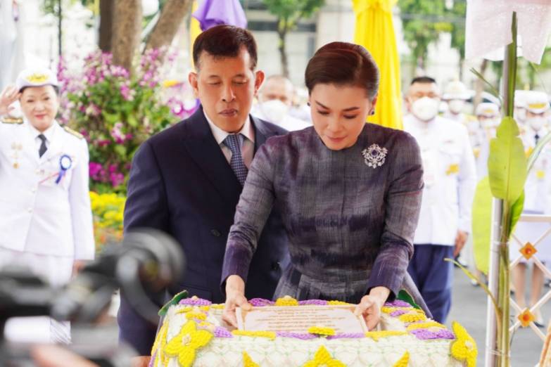 พระบาทสมเด็จพระเจ้าอยู่หัว และสมเด็จพระนางเจ้า ฯ พระบรมราชินี เสด็จพระราชดำเนินไปทรงประกอบพิธีวางศิลาฤกษ์ และทรงเปิดอาคารที่ทำการสำนักงานศาลยุติธรรม ณ อาคารที่ทำการสำนักงานศาลยุติธรรม เขตจตุจักร กรุงเทพมหานคร