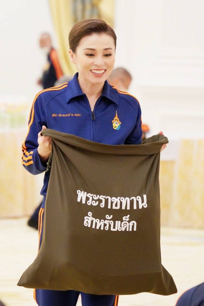 พระบาทสมเด็จพระเจ้าอยู่หัว และสมเด็จพระนางเจ้า ฯ พระบรมราชินี ทรงบรรจุเครื่องอุปโภคบริโภค และสิ่งของจำเป็นต่าง ๆ ลงในถุงพระราชทานสำหรับเด็ก จำนวน 1,000 ถุง เพื่อเชิญไปพระราชทานแก่เด็กในพื้นที่ประสบอุทกภัยในภาคเหนือ และภาคตะวันออกเฉียงเหนือ