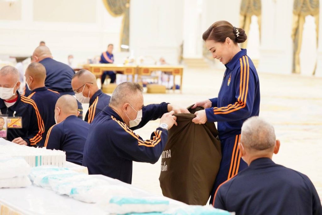 พระบาทสมเด็จพระเจ้าอยู่หัว และสมเด็จพระนางเจ้า ฯ พระบรมราชินี ทรงบรรจุเครื่องอุปโภคบริโภค และสิ่งของจำเป็นต่าง ๆ ลงในถุงพระราชทานสำหรับเด็ก จำนวน 1,000 ถุง เพื่อเชิญไปพระราชทานแก่เด็กในพื้นที่ประสบอุทกภัยในภาคเหนือ และภาคตะวันออกเฉียงเหนือ
