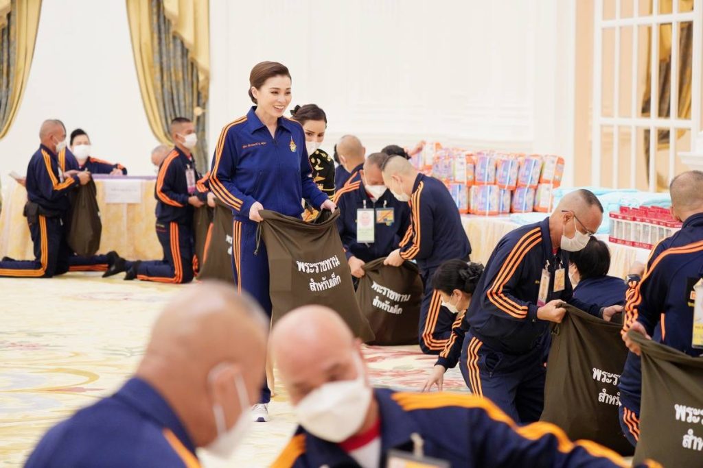 พระบาทสมเด็จพระเจ้าอยู่หัว และสมเด็จพระนางเจ้า ฯ พระบรมราชินี ทรงบรรจุเครื่องอุปโภคบริโภค และสิ่งของจำเป็นต่าง ๆ ลงในถุงพระราชทานสำหรับเด็ก จำนวน 1,000 ถุง เพื่อเชิญไปพระราชทานแก่เด็กในพื้นที่ประสบอุทกภัยในภาคเหนือ และภาคตะวันออกเฉียงเหนือ