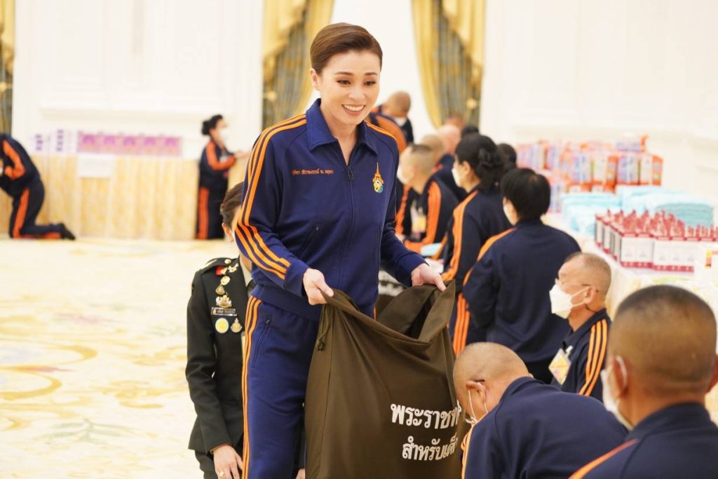 พระบาทสมเด็จพระเจ้าอยู่หัว และสมเด็จพระนางเจ้า ฯ พระบรมราชินี ทรงบรรจุเครื่องอุปโภคบริโภค และสิ่งของจำเป็นต่าง ๆ ลงในถุงพระราชทานสำหรับเด็ก จำนวน 1,000 ถุง เพื่อเชิญไปพระราชทานแก่เด็กในพื้นที่ประสบอุทกภัยในภาคเหนือ และภาคตะวันออกเฉียงเหนือ