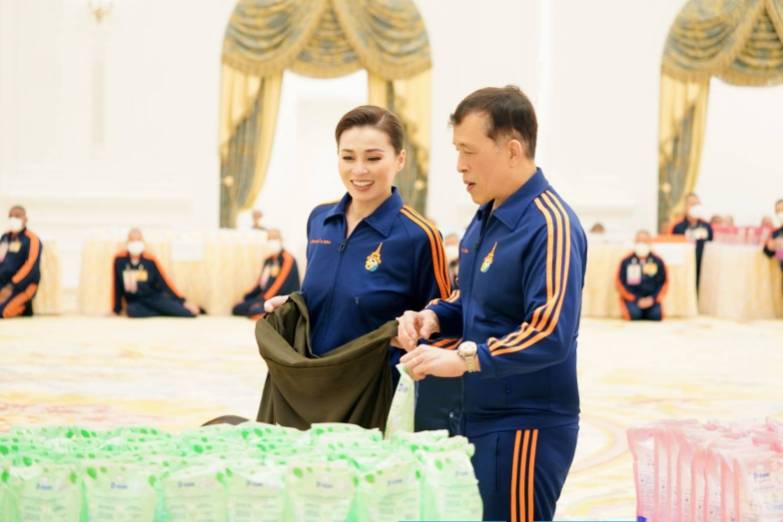 พระบาทสมเด็จพระเจ้าอยู่หัว และสมเด็จพระนางเจ้า ฯ พระบรมราชินี ทรงบรรจุเครื่องอุปโภคบริโภค และสิ่งของจำเป็นต่าง ๆ ลงในถุงพระราชทานสำหรับเด็ก จำนวน 1,000 ถุง เพื่อเชิญไปพระราชทานแก่เด็กในพื้นที่ประสบอุทกภัยในภาคเหนือ และภาคตะวันออกเฉียงเหนือ