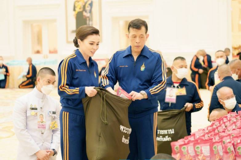 พระบาทสมเด็จพระเจ้าอยู่หัว และสมเด็จพระนางเจ้า ฯ พระบรมราชินี ทรงบรรจุเครื่องอุปโภคบริโภค และสิ่งของจำเป็นต่าง ๆ ลงในถุงพระราชทานสำหรับเด็ก จำนวน 1,000 ถุง เพื่อเชิญไปพระราชทานแก่เด็กในพื้นที่ประสบอุทกภัยในภาคเหนือ และภาคตะวันออกเฉียงเหนือ