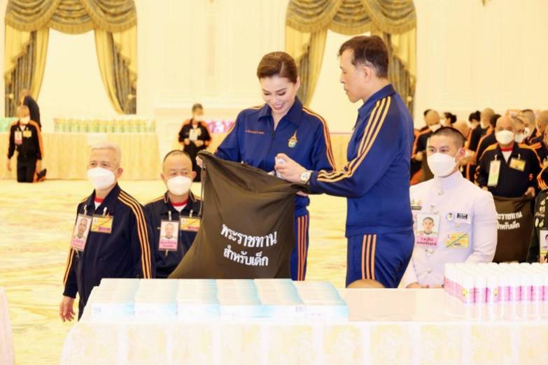 พระบาทสมเด็จพระเจ้าอยู่หัว และสมเด็จพระนางเจ้า ฯ พระบรมราชินี ทรงบรรจุเครื่องอุปโภคบริโภค และสิ่งของจำเป็นต่าง ๆ ลงในถุงพระราชทานสำหรับเด็ก จำนวน 1,000 ถุง เพื่อเชิญไปพระราชทานแก่เด็กในพื้นที่ประสบอุทกภัยในภาคเหนือ และภาคตะวันออกเฉียงเหนือ