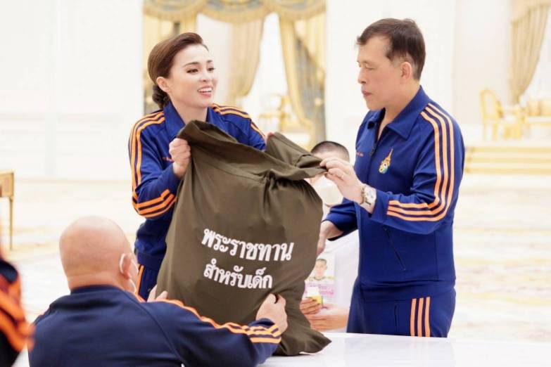 พระบาทสมเด็จพระเจ้าอยู่หัว และสมเด็จพระนางเจ้า ฯ พระบรมราชินี ทรงบรรจุเครื่องอุปโภคบริโภค และสิ่งของจำเป็นต่าง ๆ ลงในถุงพระราชทานสำหรับเด็ก จำนวน 1,000 ถุง เพื่อเชิญไปพระราชทานแก่เด็กในพื้นที่ประสบอุทกภัยในภาคเหนือ และภาคตะวันออกเฉียงเหนือ