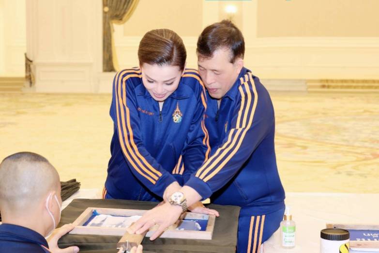 พระบาทสมเด็จพระเจ้าอยู่หัว และสมเด็จพระนางเจ้า ฯ พระบรมราชินี ทรงบรรจุเครื่องอุปโภคบริโภค และสิ่งของจำเป็นต่าง ๆ ลงในถุงพระราชทานสำหรับเด็ก จำนวน 1,000 ถุง เพื่อเชิญไปพระราชทานแก่เด็กในพื้นที่ประสบอุทกภัยในภาคเหนือ และภาคตะวันออกเฉียงเหนือ