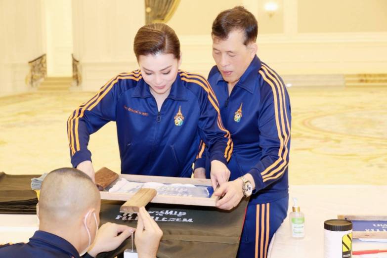 พระบาทสมเด็จพระเจ้าอยู่หัว และสมเด็จพระนางเจ้า ฯ พระบรมราชินี ทรงบรรจุเครื่องอุปโภคบริโภค และสิ่งของจำเป็นต่าง ๆ ลงในถุงพระราชทานสำหรับเด็ก จำนวน 1,000 ถุง เพื่อเชิญไปพระราชทานแก่เด็กในพื้นที่ประสบอุทกภัยในภาคเหนือ และภาคตะวันออกเฉียงเหนือ