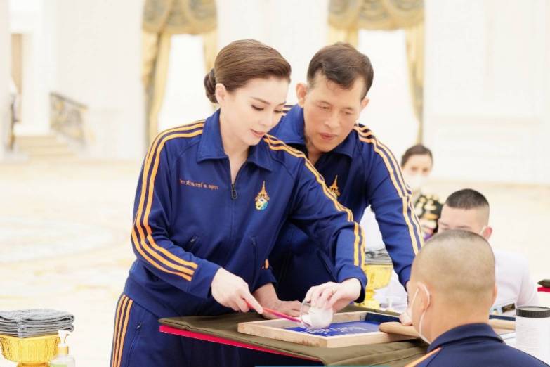 พระบาทสมเด็จพระเจ้าอยู่หัว และสมเด็จพระนางเจ้า ฯ พระบรมราชินี ทรงสกรีนถุงพระราชทานสำหรับเด็ก และทรงบรรจุเครื่องอุปโภคบริโภค และสิ่งของจำเป็นต่าง ๆ  ลงในถุงพระราชทานสำหรับเด็ก เพื่อเชิญไปพระราชทานแก่เด็กในพื้นที่ประสบอุทกภัยในภูมิภาคต่าง ๆ