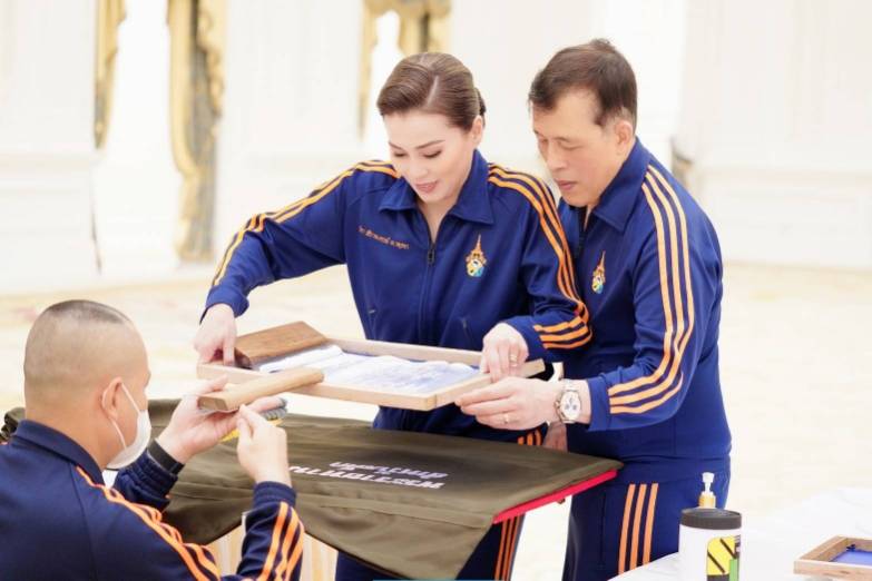 พระบาทสมเด็จพระเจ้าอยู่หัว และสมเด็จพระนางเจ้า ฯ พระบรมราชินี ทรงบรรจุเครื่องอุปโภคบริโภค และสิ่งของจำเป็นต่าง ๆ ลงในถุงพระราชทานสำหรับเด็ก จำนวน 1,000 ถุง เพื่อเชิญไปพระราชทานแก่เด็กในพื้นที่ประสบอุทกภัยในภาคเหนือ และภาคตะวันออกเฉียงเหนือ