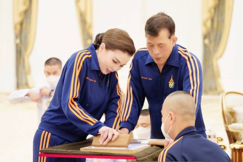 พระบาทสมเด็จพระเจ้าอยู่หัว และสมเด็จพระนางเจ้า ฯ พระบรมราชินี ทรงบรรจุเครื่องอุปโภคบริโภค และสิ่งของจำเป็นต่าง ๆ ลงในถุงพระราชทานสำหรับเด็ก จำนวน 1,000 ถุง เพื่อเชิญไปพระราชทานแก่เด็กในพื้นที่ประสบอุทกภัยในภาคเหนือ และภาคตะวันออกเฉียงเหนือ
