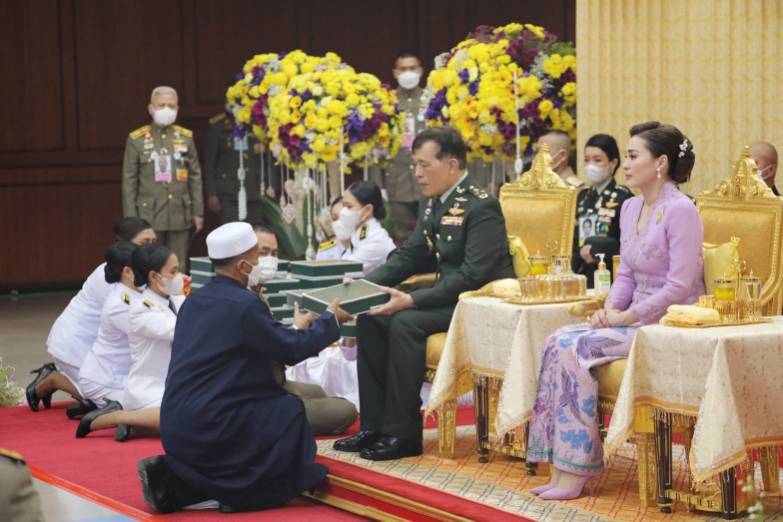พระบาทสมเด็จพระเจ้าอยู่หัว และสมเด็จพระนางเจ้า ฯ พระบรมราชินี เสด็จพระราชดำเนินไปพระราชทานรางวัลการทดสอบการอัญเชิญพระมหาคัมภีร์อัลกุรอานระดับประเทศ ครั้งที่ 17 ประจำปี 2567 ณ มัสยิดกลางจังหวัดปัตตานี อำเภอเมืองปัตตานี จังหวัดปัตตานี และพระราชทานโล่เกียรติคุณและเงินรางวัลแก่คณะกรรมการอิสลามประจำจังหวัด และอิหม่ามที่มีผลการปฏิบัติงานดีเด่น ประจำปี 2566 และพระราชทานรางวัลแก่ผู้แทนโรงเรียน ผู้บริหารโรงเรียน ครู และนักเรียน โรงเรียนเอกชนสอนศาสนาอิสลามภาคใต้ ประจำปี 2566 ณ ที่ทำการองค์การบริหารส่วนจังหวัดปัตตานี อำเภอเมืองปัตตานี จังหวัดปัตตานี