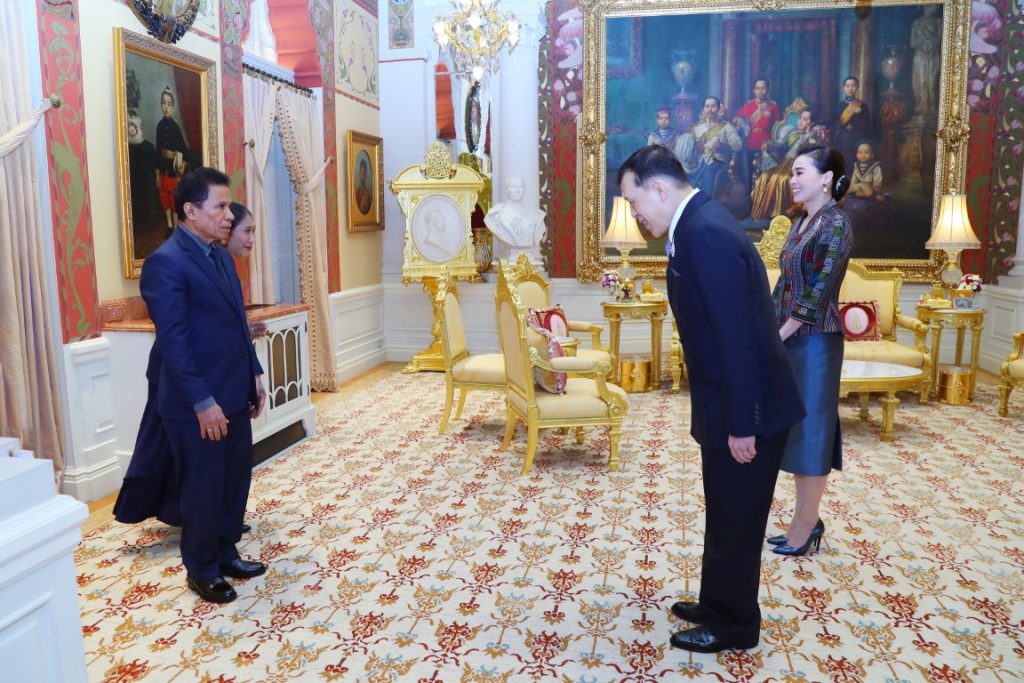 วันนี้เวลา ๑๘.๑๓ น. พระบาทสมเด็จพระเจ้าอยู่หัว และสมเด็จพระนางเจ้า ฯ พระบรมราชินี เสด็จออก ณ พระที่นั่งอัมพรสถาน พระราชวังดุสิต พระราชทานพระบรมราชวโรกาสให้ นายจูเว็งซียู ดือ จือซุช มาร์ติงช์ ( Mr.Juvêncio de Jesus Martins) เอกอัครราชทูตสาธารณรัฐประชาธิปไตยติมอร์ – เลสเตประจ า ประเทศไทย ซึ่งพระราชทานพระบรมราชวโรกาสให้เข้าเฝ้าทูลละอองธุลีพระบาท ถวายอักษรสาส์นตราตั้ง เมื่อวันที่ ๑๖ มิถุนายน ๒๕๖๕ เฝ้าทูลละอองธุลีพระบาท กราบบังคมทูลลาในโอกาสที่จะพ้นจากหน้าที่ ในโอกาสนี้ นางนีนัง เบ.อา ปีนุช มาร์ติงช์ (Mrs. Ninang B.A Pinus Martins) ภริยาเอกอัครราชทูต ฯ ร่วมเข้าเฝ้าทูลละอองธุลีพระบาทด้วย