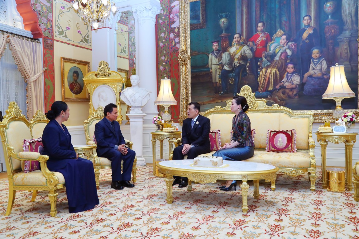 พระบาทสมเด็จพระเจ้าอยู่หัว และสมเด็จพระนางเจ้า ฯ พระบรมราชินี เสด็จออก ณ พระที่นั่งอัมพรสถาน พระราชวังดุสิต พระราชทานพระบรมราชวโรกาสให้ นายจูเว็งซียู ดือ จือซุชมาร์ติงช์ ( Mr.Juvêncio de Jesus Martins) เอกอัครราชทูตสาธารณรัฐประชาธิปไตยติมอร์ – เลสเตประจำประเทศไทย เฝ้าทูลละอองธุลีพระบาท กราบบังคมทูลลาในโอกาสที่จะพ้นจากหน้าที่