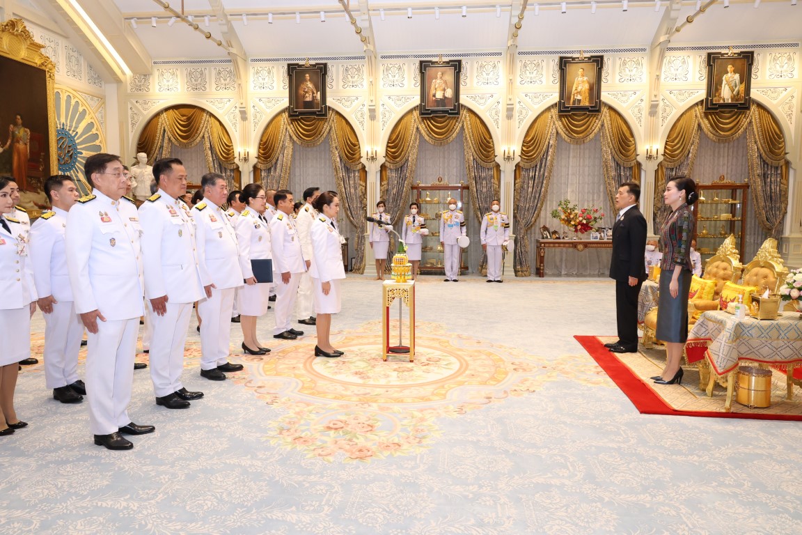 พระบาทสมเด็จพระเจ้าอยู่หัว และสมเด็จพระนางเจ้า ฯ พระบรมราชินี เสด็จออก ณ พระที่นั่งอัมพรสถาน พระราชวังดุสิต พระราชทานพระบรมราชวโรกาสให้ นางสาวแพทองธาร ชินวัตร นายกรัฐมนตรี นำ คณะรัฐมนตรี ซึ่งทรงพระกรุณาโปรดเกล้าโปรดกระหม่อมแต่งตั้ง เฝ้าทูลละอองธุลีพระบาท ถวายสัตย์ปฏิญาณก่อนเข้ารับหน้าที่