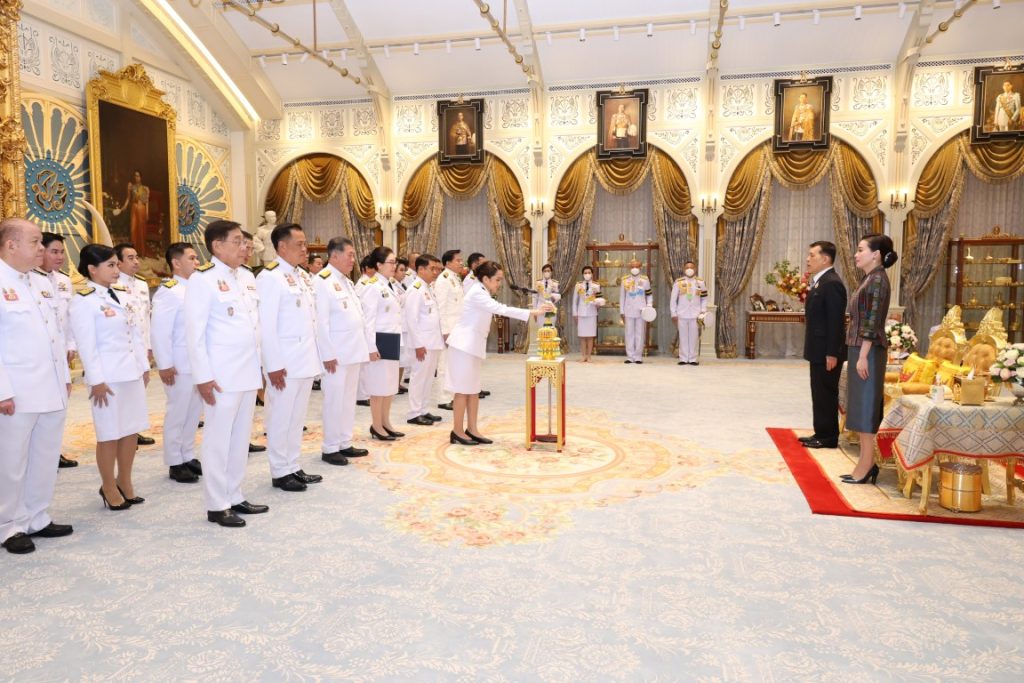 พระบาทสมเด็จพระเจ้าอยู่หัว และสมเด็จพระนางเจ้า ฯ พระบรมราชินี เสด็จออก ณ พระที่นั่งอัมพรสถาน พระราชวังดุสิต พระราชทานพระบรมราชวโรกาสให้ นางสาวแพทองธาร ชินวัตร นายกรัฐมนตรี นำ คณะรัฐมนตรี ซึ่งทรงพระกรุณาโปรดเกล้าโปรดกระหม่อมแต่งตั้ง เฝ้าทูลละอองธุลีพระบาท ถวายสัตย์ปฏิญาณก่อนเข้ารับหน้าที่