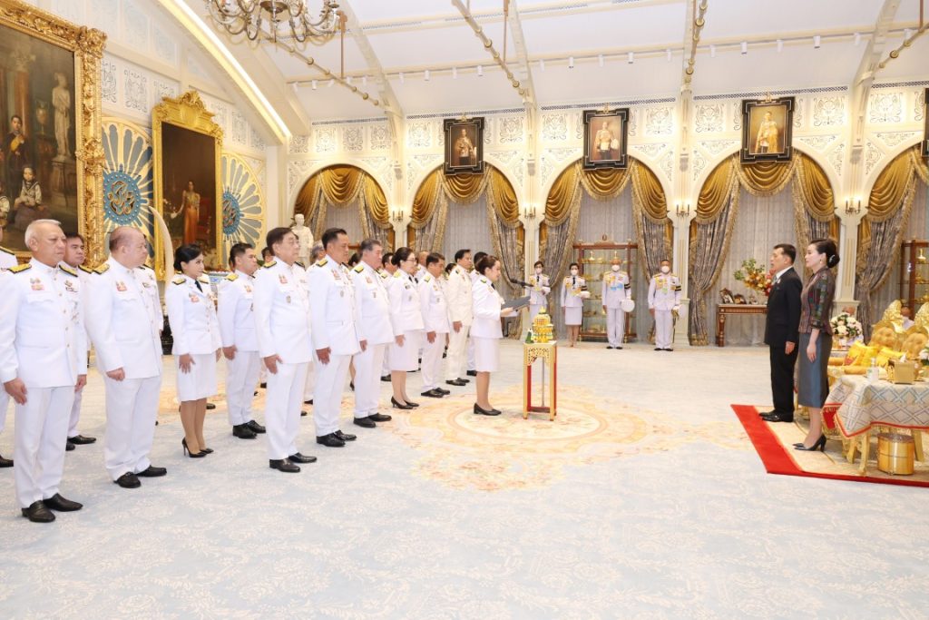 พระบาทสมเด็จพระเจ้าอยู่หัว และสมเด็จพระนางเจ้า ฯ พระบรมราชินี เสด็จออก ณ พระที่นั่งอัมพรสถาน พระราชวังดุสิต พระราชทานพระบรมราชวโรกาสให้ นางสาวแพทองธาร ชินวัตร นายกรัฐมนตรี นำ คณะรัฐมนตรี ซึ่งทรงพระกรุณาโปรดเกล้าโปรดกระหม่อมแต่งตั้ง เฝ้าทูลละอองธุลีพระบาท ถวายสัตย์ปฏิญาณก่อนเข้ารับหน้าที่