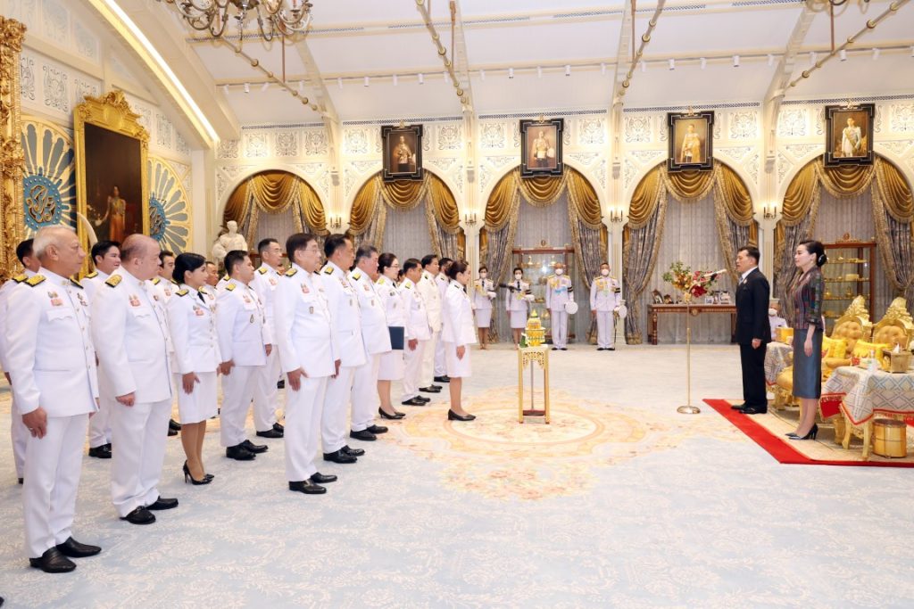 พระบาทสมเด็จพระเจ้าอยู่หัว และสมเด็จพระนางเจ้า ฯ พระบรมราชินี เสด็จออก ณ พระที่นั่งอัมพรสถาน พระราชวังดุสิต พระราชทานพระบรมราชวโรกาสให้ นางสาวแพทองธาร ชินวัตร นายกรัฐมนตรี นำ คณะรัฐมนตรี ซึ่งทรงพระกรุณาโปรดเกล้าโปรดกระหม่อมแต่งตั้ง เฝ้าทูลละอองธุลีพระบาท ถวายสัตย์ปฏิญาณก่อนเข้ารับหน้าที่