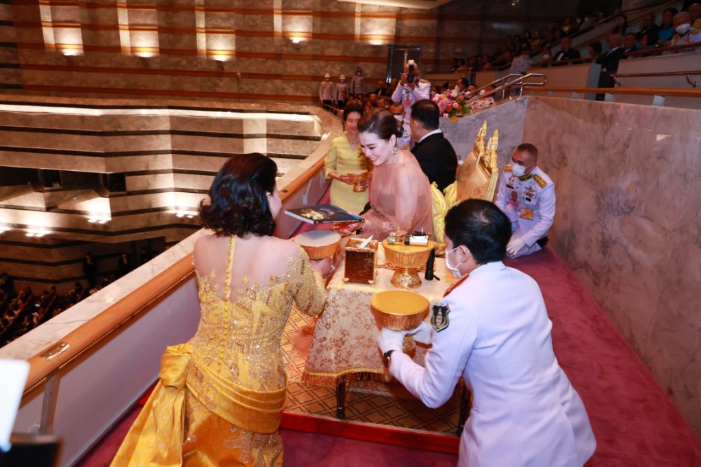 พระบาทสมเด็จพระเจ้าอยู่หัว และสมเด็จพระนางเจ้า ฯ พระบรมราชินี เสด็จพระราชดำเนินโดยรถยนต์พระที่นั่ง จากพระที่นั่งอัมพรสถาน พระราชวังดุสิต ไปทอดพระเนตร การแสดงบัลเลต์ เรื่อง “สวอนเลค” (Swan Lake) โดยคณะบอลชอยบัลเลต์ จากสหพันธรัฐรัสเซีย เพื่อเฉลิมพระเกียรติพระบาทสมเด็จพระเจ้าอยู่หัว เนื่องในโอกาสพระราชพิธีมหามงคลเฉลิมพระชนมพรรษา ๖ รอบ ๒๘ กรกฎาคม ๒๕๖๗ อันเป็นการแสดงเปิดงานมหกรรมศิลปะการแสดง และดนตรีนานาชาติ กรุงเทพ ฯ ครั้งที่ ๒๖ ณ หอประชุมใหญ่ ศูนย์วัฒนธรรมแห่งประเทศไทย เขตห้วยขวาง กรุงเทพมหานคร