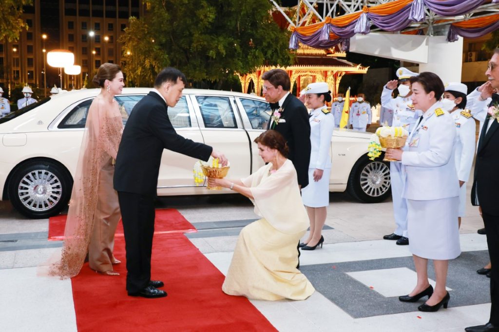 พระบาทสมเด็จพระเจ้าอยู่หัว และสมเด็จพระนางเจ้า ฯ พระบรมราชินี เสด็จพระราชดำเนินโดยรถยนต์พระที่นั่ง จากพระที่นั่งอัมพรสถาน พระราชวังดุสิต ไปทอดพระเนตร การแสดงบัลเลต์ เรื่อง “สวอนเลค” (Swan Lake) โดยคณะบอลชอยบัลเลต์ จากสหพันธรัฐรัสเซีย เพื่อเฉลิมพระเกียรติพระบาทสมเด็จพระเจ้าอยู่หัว เนื่องในโอกาสพระราชพิธีมหามงคลเฉลิมพระชนมพรรษา ๖ รอบ ๒๘ กรกฎาคม ๒๕๖๗ อันเป็นการแสดงเปิดงานมหกรรมศิลปะการแสดง และดนตรีนานาชาติ กรุงเทพ ฯ ครั้งที่ ๒๖ ณ หอประชุมใหญ่ ศูนย์วัฒนธรรมแห่งประเทศไทย เขตห้วยขวาง กรุงเทพมหานคร