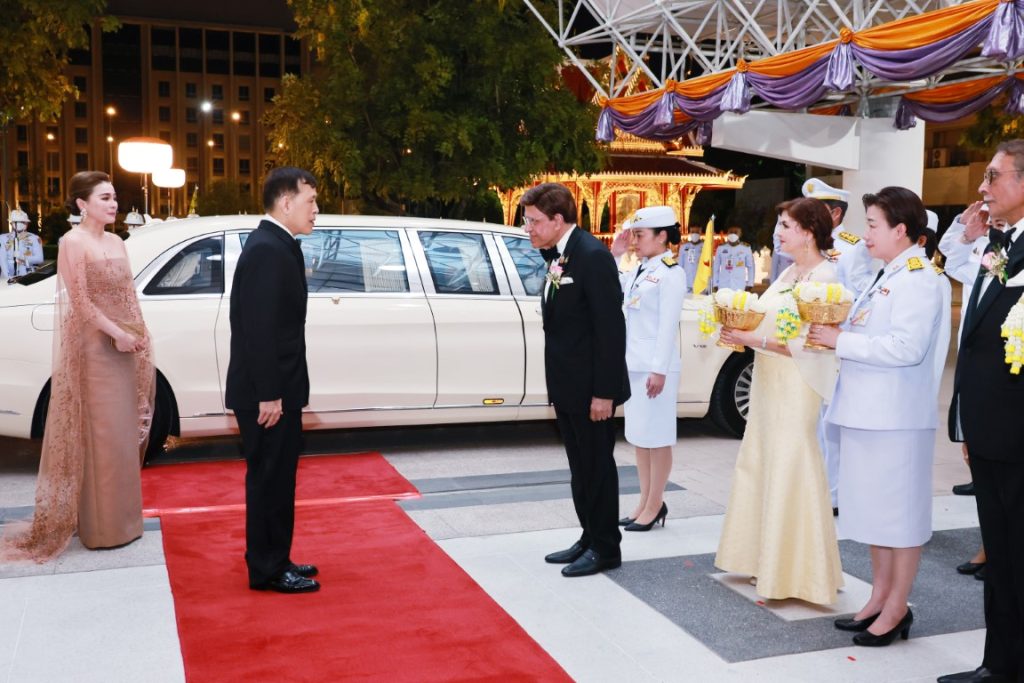 พระบาทสมเด็จพระเจ้าอยู่หัว และสมเด็จพระนางเจ้า ฯ พระบรมราชินี เสด็จพระราชดำเนินโดยรถยนต์พระที่นั่ง จากพระที่นั่งอัมพรสถาน พระราชวังดุสิต ไปทอดพระเนตร การแสดงบัลเลต์ เรื่อง “สวอนเลค” (Swan Lake) โดยคณะบอลชอยบัลเลต์ จากสหพันธรัฐรัสเซีย เพื่อเฉลิมพระเกียรติพระบาทสมเด็จพระเจ้าอยู่หัว เนื่องในโอกาสพระราชพิธีมหามงคลเฉลิมพระชนมพรรษา ๖ รอบ ๒๘ กรกฎาคม ๒๕๖๗ อันเป็นการแสดงเปิดงานมหกรรมศิลปะการแสดง และดนตรีนานาชาติ กรุงเทพ ฯ ครั้งที่ ๒๖ ณ หอประชุมใหญ่ ศูนย์วัฒนธรรมแห่งประเทศไทย เขตห้วยขวาง กรุงเทพมหานคร