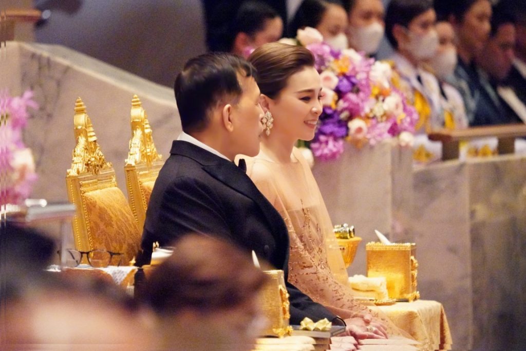 พระบาทสมเด็จพระเจ้าอยู่หัว และสมเด็จพระนางเจ้า ฯ พระบรมราชินี เสด็จพระราชดำเนินโดยรถยนต์พระที่นั่ง จากพระที่นั่งอัมพรสถาน พระราชวังดุสิต ไปทอดพระเนตร การแสดงบัลเลต์ เรื่อง “สวอนเลค” (Swan Lake) โดยคณะบอลชอยบัลเลต์ จากสหพันธรัฐรัสเซีย เพื่อเฉลิมพระเกียรติพระบาทสมเด็จพระเจ้าอยู่หัว เนื่องในโอกาสพระราชพิธีมหามงคลเฉลิมพระชนมพรรษา ๖ รอบ ๒๘ กรกฎาคม ๒๕๖๗ อันเป็นการแสดงเปิดงานมหกรรมศิลปะการแสดง และดนตรีนานาชาติ กรุงเทพ ฯ ครั้งที่ ๒๖ ณ หอประชุมใหญ่ ศูนย์วัฒนธรรมแห่งประเทศไทย เขตห้วยขวาง กรุงเทพมหานคร
