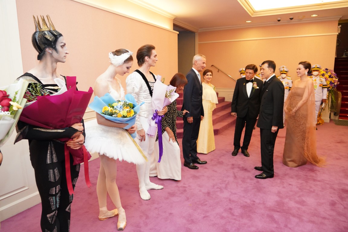 พระบาทสมเด็จพระเจ้าอยู่หัว และสมเด็จพระนางเจ้า ฯ พระบรมราชินี เสด็จพระราชดำเนินไปทอดพระเนตรการแสดงบัลเลต์ เรื่อง “สวอนเลค” (Swan Lake) โดยคณะบอลชอยบัลเลต์ จากสหพันธรัฐรัสเซีย เพื่อเฉลิมพระเกียรติพระบาทสมเด็จพระเจ้าอยู่หัว เนื่องในโอกาสพระราชพิธีมหามงคลเฉลิมพระชนมพรรษา 6 รอบ 28 กรกฎาคม 2567 อันเป็นการแสดงเปิดงานมหกรรมศิลปะการแสดง และดนตรีนานาชาติ กรุงเทพ ฯ ครั้งที่ 26 ณ หอประชุมใหญ่ ศูนย์วัฒนธรรมแห่งประเทศไทย เขตห้วยขวาง กรุงเทพมหานคร