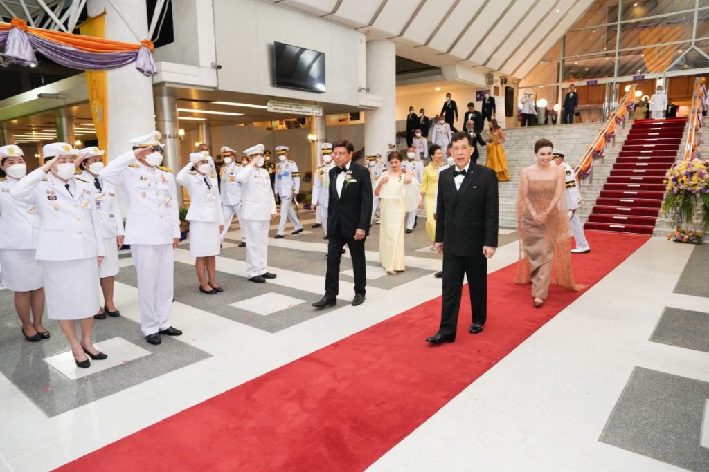 พระบาทสมเด็จพระเจ้าอยู่หัว และสมเด็จพระนางเจ้า ฯ พระบรมราชินี เสด็จพระราชดำเนินโดยรถยนต์พระที่นั่ง จากพระที่นั่งอัมพรสถาน พระราชวังดุสิต ไปทอดพระเนตร การแสดงบัลเลต์ เรื่อง “สวอนเลค” (Swan Lake) โดยคณะบอลชอยบัลเลต์ จากสหพันธรัฐรัสเซีย เพื่อเฉลิมพระเกียรติพระบาทสมเด็จพระเจ้าอยู่หัว เนื่องในโอกาสพระราชพิธีมหามงคลเฉลิมพระชนมพรรษา ๖ รอบ ๒๘ กรกฎาคม ๒๕๖๗ อันเป็นการแสดงเปิดงานมหกรรมศิลปะการแสดง และดนตรีนานาชาติ กรุงเทพ ฯ ครั้งที่ ๒๖ ณ หอประชุมใหญ่ ศูนย์วัฒนธรรมแห่งประเทศไทย เขตห้วยขวาง กรุงเทพมหานคร