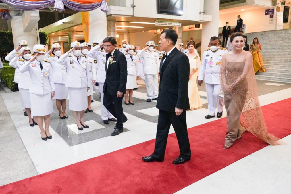 พระบาทสมเด็จพระเจ้าอยู่หัว และสมเด็จพระนางเจ้า ฯ พระบรมราชินี เสด็จพระราชดำเนินโดยรถยนต์พระที่นั่ง จากพระที่นั่งอัมพรสถาน พระราชวังดุสิต ไปทอดพระเนตร การแสดงบัลเลต์ เรื่อง “สวอนเลค” (Swan Lake) โดยคณะบอลชอยบัลเลต์ จากสหพันธรัฐรัสเซีย เพื่อเฉลิมพระเกียรติพระบาทสมเด็จพระเจ้าอยู่หัว เนื่องในโอกาสพระราชพิธีมหามงคลเฉลิมพระชนมพรรษา ๖ รอบ ๒๘ กรกฎาคม ๒๕๖๗ อันเป็นการแสดงเปิดงานมหกรรมศิลปะการแสดง และดนตรีนานาชาติ กรุงเทพ ฯ ครั้งที่ ๒๖ ณ หอประชุมใหญ่ ศูนย์วัฒนธรรมแห่งประเทศไทย เขตห้วยขวาง กรุงเทพมหานคร