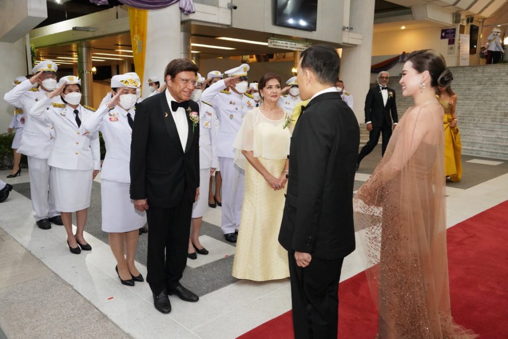 พระบาทสมเด็จพระเจ้าอยู่หัว และสมเด็จพระนางเจ้า ฯ พระบรมราชินี เสด็จพระราชดำเนินโดยรถยนต์พระที่นั่ง จากพระที่นั่งอัมพรสถาน พระราชวังดุสิต ไปทอดพระเนตร การแสดงบัลเลต์ เรื่อง “สวอนเลค” (Swan Lake) โดยคณะบอลชอยบัลเลต์ จากสหพันธรัฐรัสเซีย เพื่อเฉลิมพระเกียรติพระบาทสมเด็จพระเจ้าอยู่หัว เนื่องในโอกาสพระราชพิธีมหามงคลเฉลิมพระชนมพรรษา ๖ รอบ ๒๘ กรกฎาคม ๒๕๖๗ อันเป็นการแสดงเปิดงานมหกรรมศิลปะการแสดง และดนตรีนานาชาติ กรุงเทพ ฯ ครั้งที่ ๒๖ ณ หอประชุมใหญ่ ศูนย์วัฒนธรรมแห่งประเทศไทย เขตห้วยขวาง กรุงเทพมหานคร