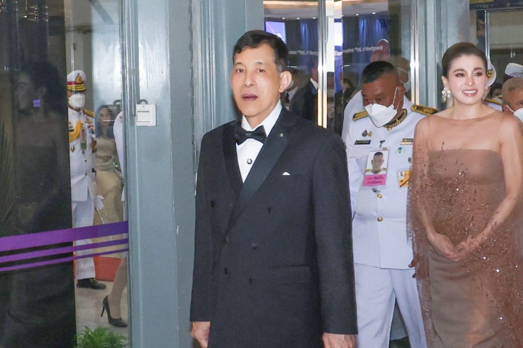 พระบาทสมเด็จพระเจ้าอยู่หัว และสมเด็จพระนางเจ้า ฯ พระบรมราชินี เสด็จพระราชดำเนินโดยรถยนต์พระที่นั่ง จากพระที่นั่งอัมพรสถาน พระราชวังดุสิต ไปทอดพระเนตร การแสดงบัลเลต์ เรื่อง “สวอนเลค” (Swan Lake) โดยคณะบอลชอยบัลเลต์ จากสหพันธรัฐรัสเซีย เพื่อเฉลิมพระเกียรติพระบาทสมเด็จพระเจ้าอยู่หัว เนื่องในโอกาสพระราชพิธีมหามงคลเฉลิมพระชนมพรรษา ๖ รอบ ๒๘ กรกฎาคม ๒๕๖๗ อันเป็นการแสดงเปิดงานมหกรรมศิลปะการแสดง และดนตรีนานาชาติ กรุงเทพ ฯ ครั้งที่ ๒๖ ณ หอประชุมใหญ่ ศูนย์วัฒนธรรมแห่งประเทศไทย เขตห้วยขวาง กรุงเทพมหานคร