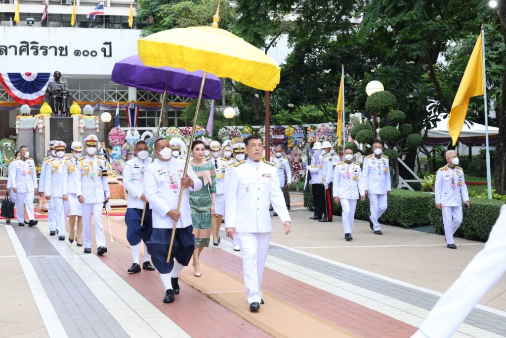 พระบาทสมเด็จพระเจ้าอยู่หัว และสมเด็จพระนางเจ้า ฯ พระบรมราชินี เสด็จพระราชดำเนินไปทรงวางพวงมาลาถวายราชสักการะพระราชานุสาวรีย์สมเด็จพระมหิตลาธิเบศร อดุลยเดชวิกรม พระบรมราชชนก เนื่องใน “วันมหิดล” ประจำปี 2567 ณ โรงพยาบาลศิริราช เขตบางกอกน้อย กรุงเทพมหานคร
