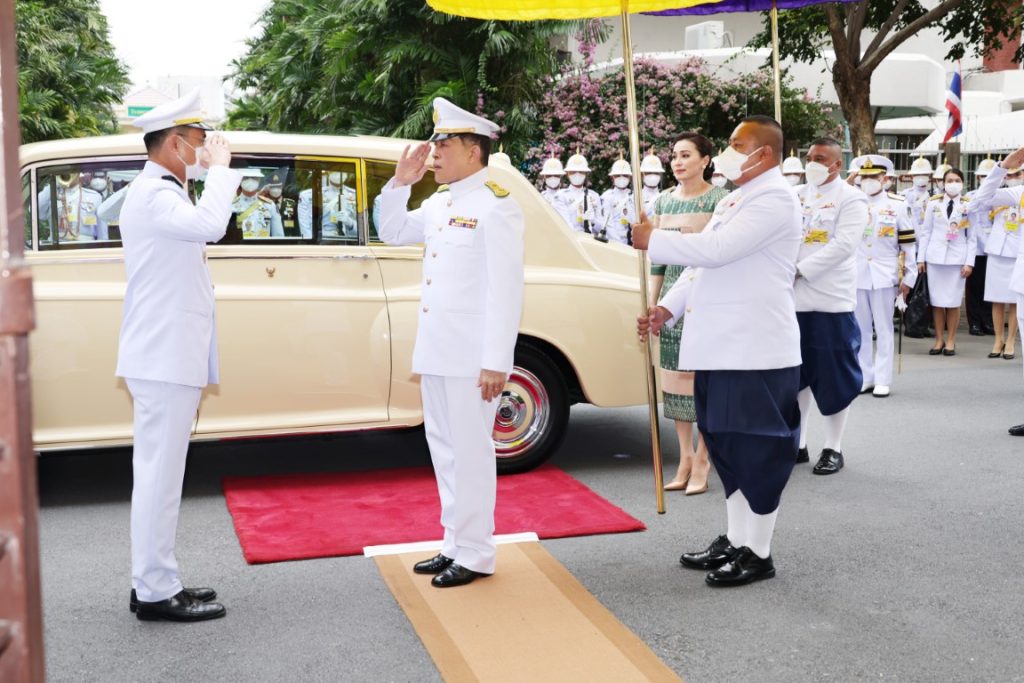 พระบาทสมเด็จพระเจ้าอยู่หัว และสมเด็จพระนางเจ้า ฯ พระบรมราชินี เสด็จพระราชดำเนินไปทรงวางพวงมาลาถวายราชสักการะพระราชานุสาวรีย์สมเด็จพระมหิตลาธิเบศร อดุลยเดชวิกรม พระบรมราชชนก เนื่องใน “วันมหิดล” ประจำปี 2567 ณ โรงพยาบาลศิริราช เขตบางกอกน้อย กรุงเทพมหานคร