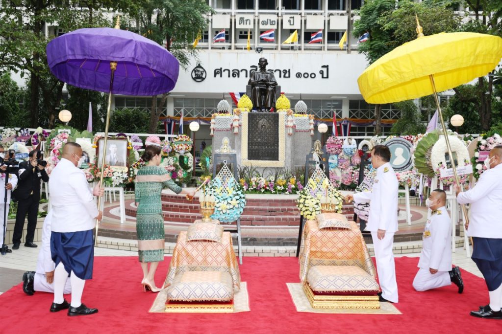 พระบาทสมเด็จพระเจ้าอยู่หัว และสมเด็จพระนางเจ้า ฯ พระบรมราชินี เสด็จพระราชดำเนินไปทรงวางพวงมาลาถวายราชสักการะพระราชานุสาวรีย์สมเด็จพระมหิตลาธิเบศร อดุลยเดชวิกรม พระบรมราชชนก เนื่องใน “วันมหิดล” ประจำปี 2567 ณ โรงพยาบาลศิริราช เขตบางกอกน้อย กรุงเทพมหานคร