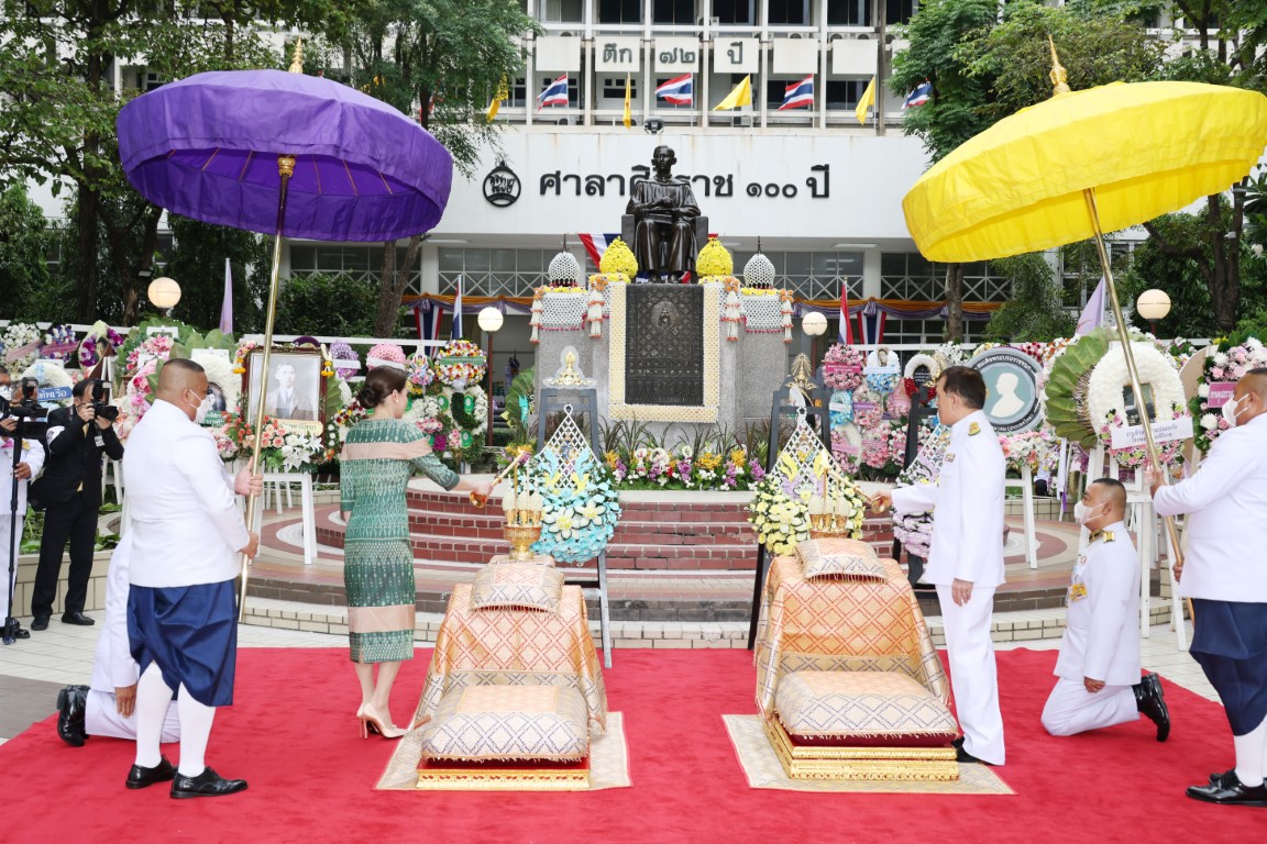 พระบาทสมเด็จพระเจ้าอยู่หัว และสมเด็จพระนางเจ้า ฯ พระบรมราชินี เสด็จพระราชดำเนินไปทรงวางพวงมาลาถวายราชสักการะพระราชานุสาวรีย์สมเด็จพระมหิตลาธิเบศร อดุลยเดชวิกรม พระบรมราชชนก เนื่องใน  “วันมหิดล” ประจำปี 2567  ณ โรงพยาบาลศิริราช เขตบางกอกน้อย กรุงเทพมหานคร