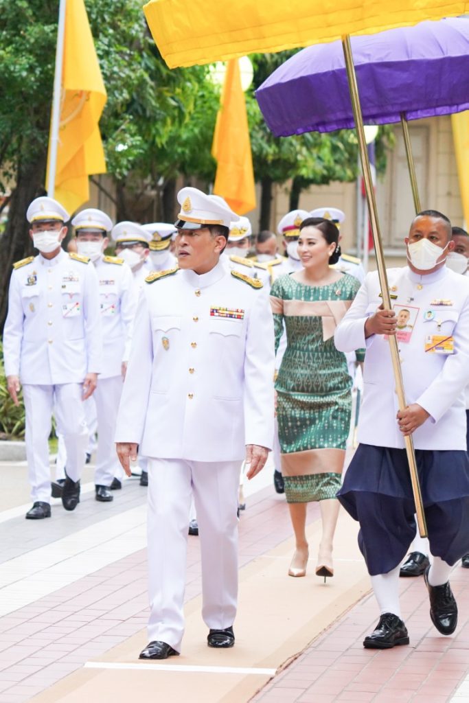 พระบาทสมเด็จพระเจ้าอยู่หัว และสมเด็จพระนางเจ้า ฯ พระบรมราชินี เสด็จพระราชดำเนินไปทรงวางพวงมาลาถวายราชสักการะพระราชานุสาวรีย์สมเด็จพระมหิตลาธิเบศร อดุลยเดชวิกรม พระบรมราชชนก เนื่องใน “วันมหิดล” ประจำปี 2567 ณ โรงพยาบาลศิริราช เขตบางกอกน้อย กรุงเทพมหานคร