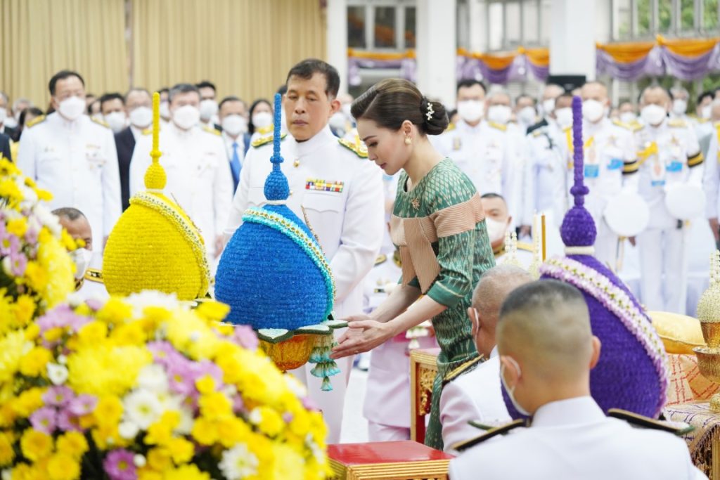พระบาทสมเด็จพระเจ้าอยู่หัว และสมเด็จพระนางเจ้า ฯ พระบรมราชินี เสด็จพระราชดำเนินไปทรงวางพวงมาลาถวายราชสักการะพระราชานุสาวรีย์สมเด็จพระมหิตลาธิเบศร อดุลยเดชวิกรม พระบรมราชชนก เนื่องใน “วันมหิดล” ประจำปี 2567 ณ โรงพยาบาลศิริราช เขตบางกอกน้อย กรุงเทพมหานคร