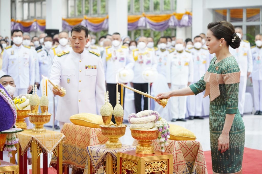 พระบาทสมเด็จพระเจ้าอยู่หัว และสมเด็จพระนางเจ้า ฯ พระบรมราชินี เสด็จพระราชดำเนินไปทรงวางพวงมาลาถวายราชสักการะพระราชานุสาวรีย์สมเด็จพระมหิตลาธิเบศร อดุลยเดชวิกรม พระบรมราชชนก เนื่องใน “วันมหิดล” ประจำปี 2567 ณ โรงพยาบาลศิริราช เขตบางกอกน้อย กรุงเทพมหานคร