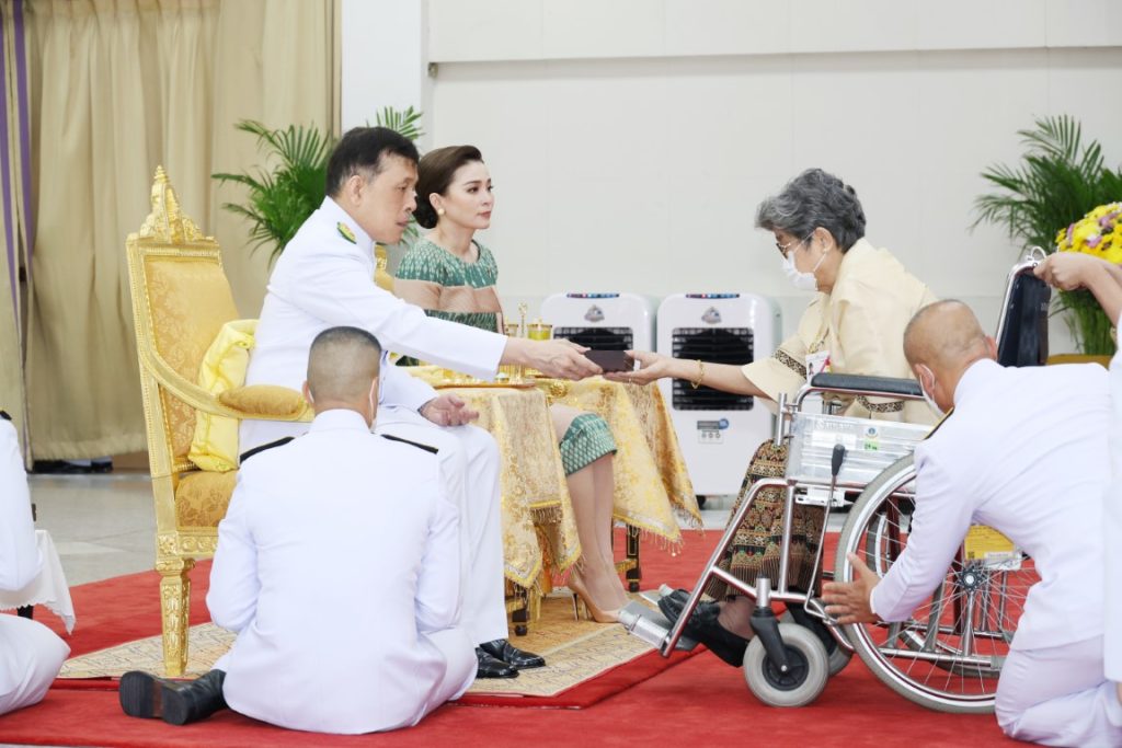 พระบาทสมเด็จพระเจ้าอยู่หัว และสมเด็จพระนางเจ้า ฯ พระบรมราชินี เสด็จพระราชดำเนินไปทรงวางพวงมาลาถวายราชสักการะพระราชานุสาวรีย์สมเด็จพระมหิตลาธิเบศร อดุลยเดชวิกรม พระบรมราชชนก เนื่องใน “วันมหิดล” ประจำปี 2567 ณ โรงพยาบาลศิริราช เขตบางกอกน้อย กรุงเทพมหานคร