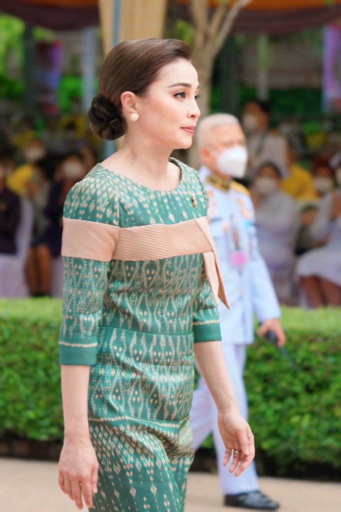 พระบาทสมเด็จพระเจ้าอยู่หัว และสมเด็จพระนางเจ้า ฯ พระบรมราชินี เสด็จพระราชดำเนินไปทรงวางพวงมาลาถวายราชสักการะพระราชานุสาวรีย์สมเด็จพระมหิตลาธิเบศร อดุลยเดชวิกรม พระบรมราชชนก เนื่องใน “วันมหิดล” ประจำปี 2567 ณ โรงพยาบาลศิริราช เขตบางกอกน้อย กรุงเทพมหานคร