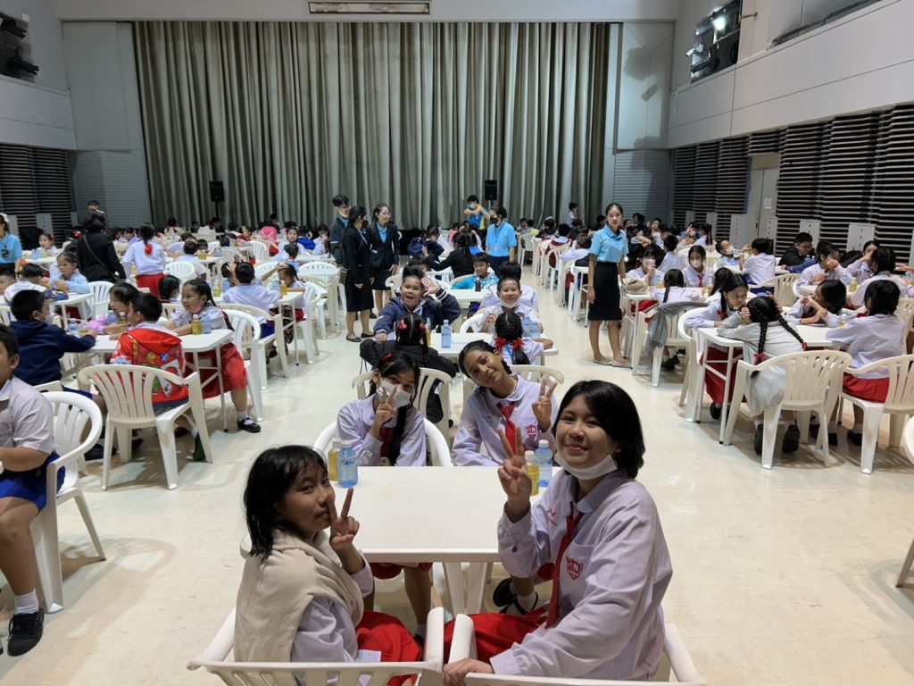สมเด็จพระนางเจ้า ฯ พระบรมราชินี เสด็จพระราชดำเนินไปทอดพระเนตรการแสดงสเก็ตน้ำแข็งรอบเยาวชน เรื่อง “สวอนเลค ออน ไอซ์”