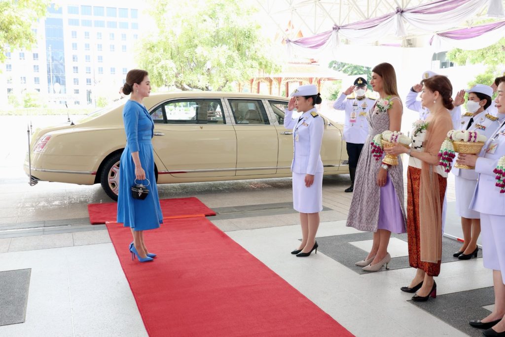 สมเด็จพระนางเจ้า ฯ พระบรมราชินี เสด็จพระราชดำเนินไปทอดพระเนตรการแสดงสเก็ตน้ำแข็งรอบเยาวชน เรื่อง “สวอนเลค ออน ไอซ์”